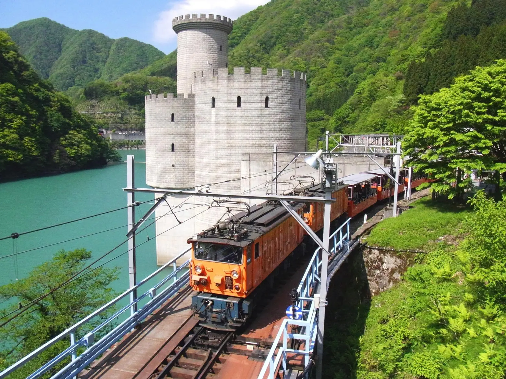 在黑部峽谷小火車上欣賞絕美的風光-1