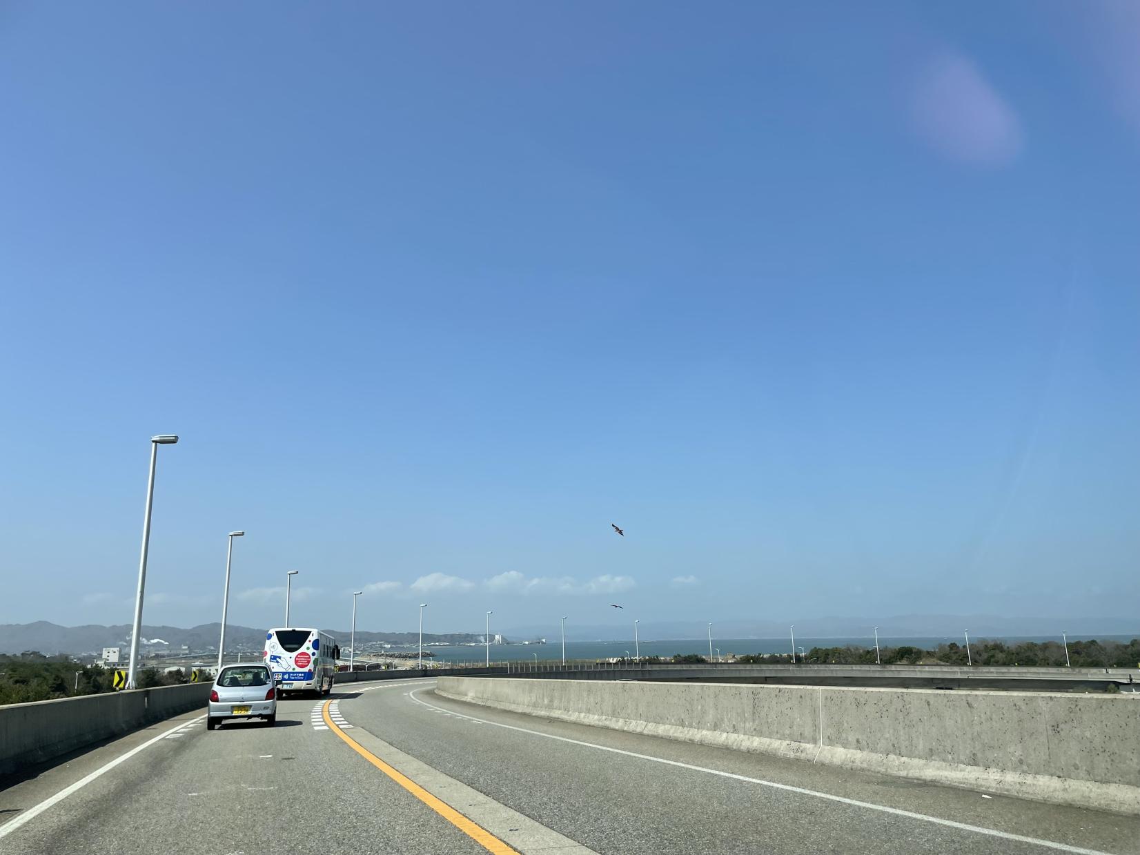 新湊大橋を走る車中からの景色-1