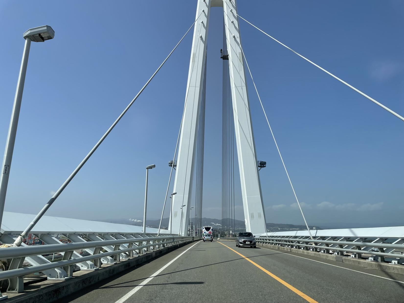 新湊大橋を走る車中からの景色-0