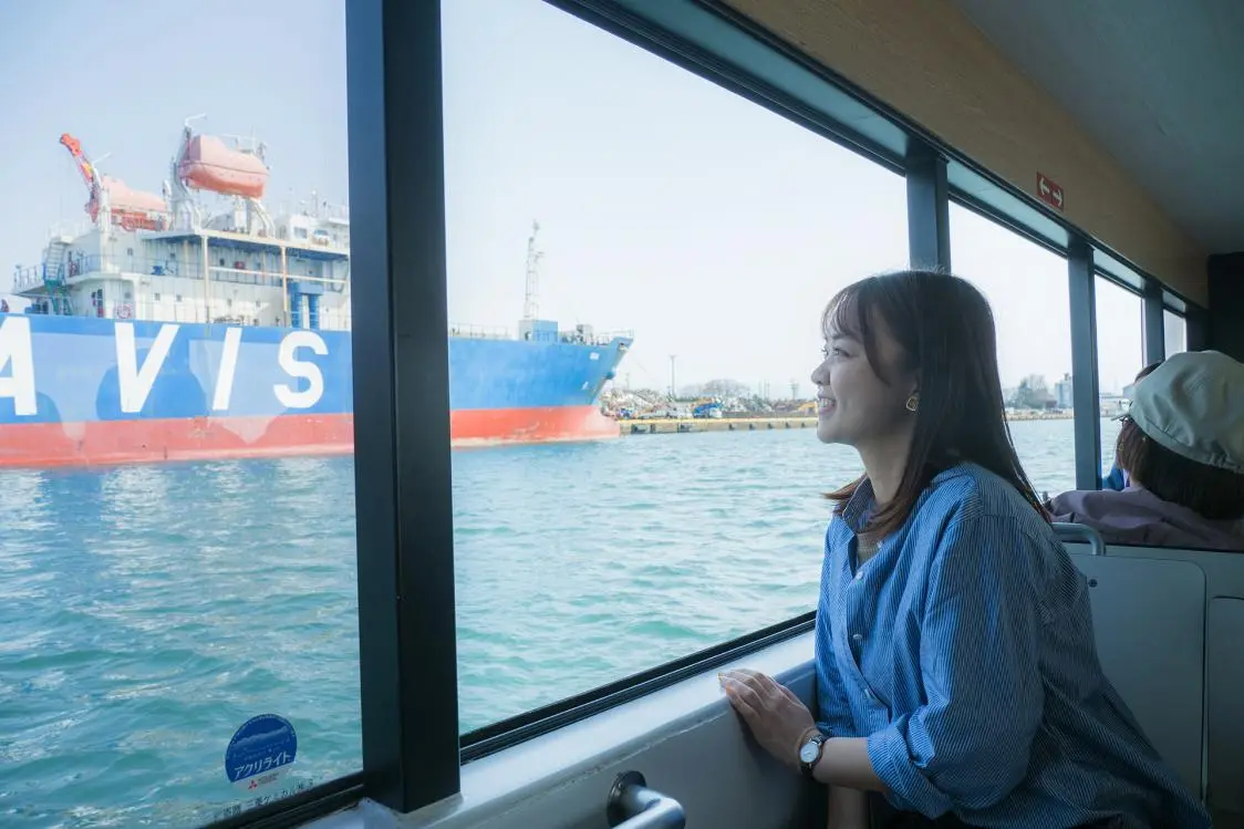 Gaze Out on the Impressive, Unique Views of a Trading Port-0