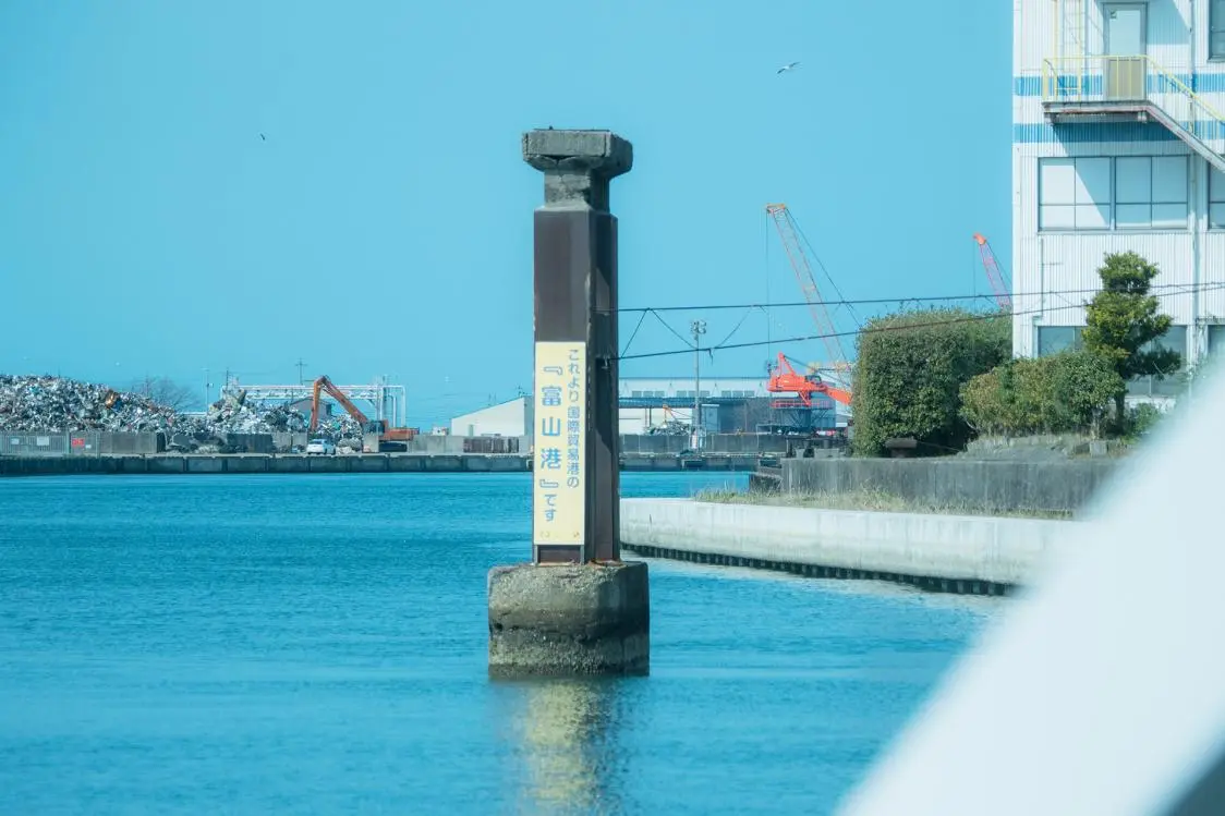 Gaze Out on the Impressive, Unique Views of a Trading Port-1