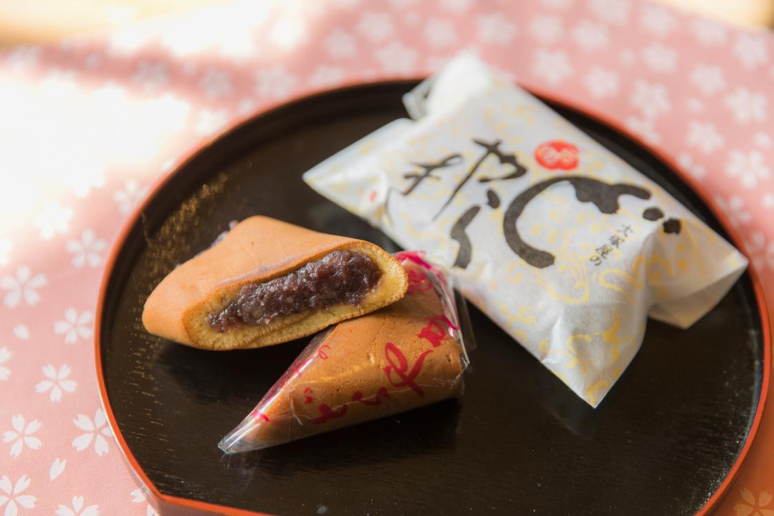 For Souvenirs and Snacks, Try Iwase's Specialty "Otsukaya" Triangular Dorayaki-2
