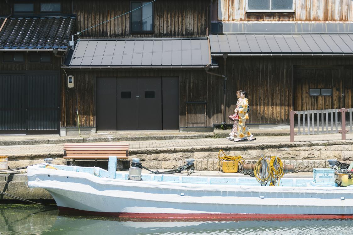 A Leisurely Walk in a Nostalgic Fishing Town While Dressed in a Kimono-1