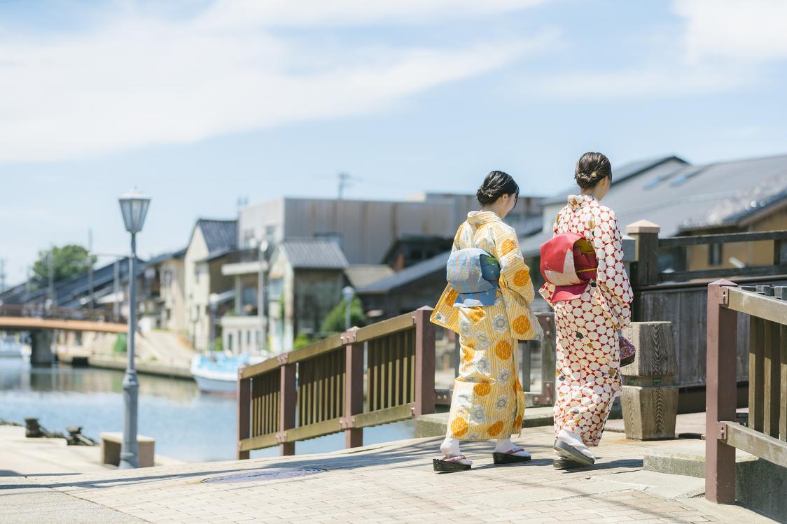 A Leisurely Walk in a Nostalgic Fishing Town While Dressed in a Kimono-2