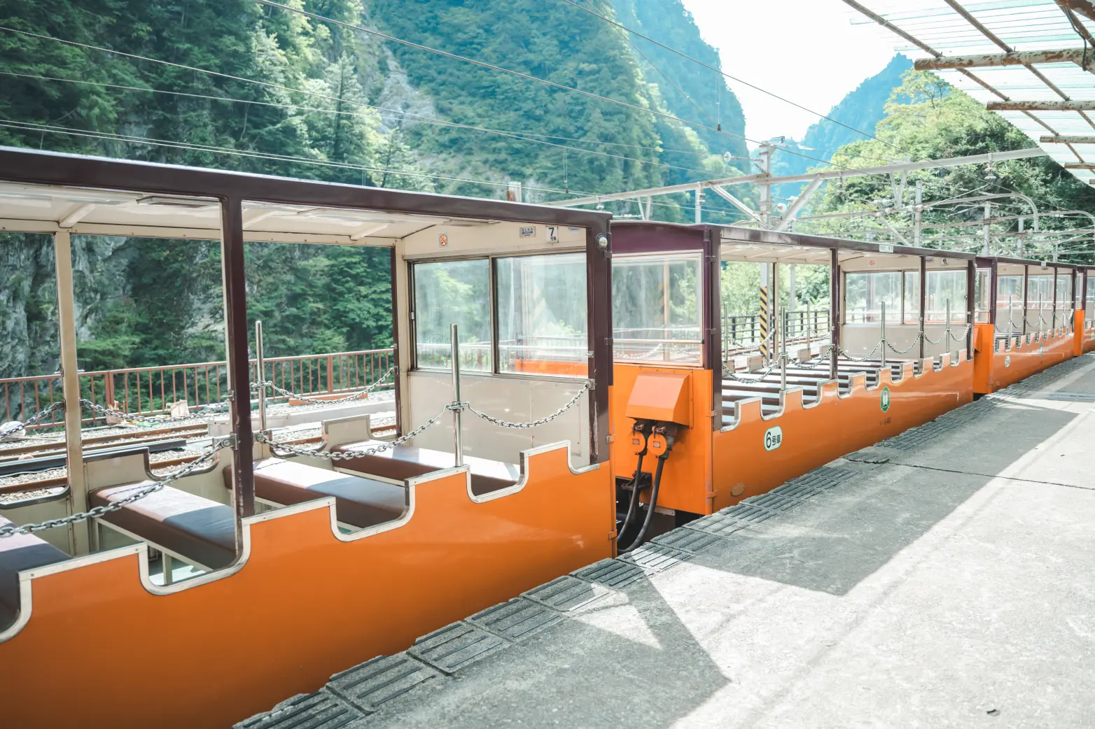 黒部峡谷トロッコ電車-1