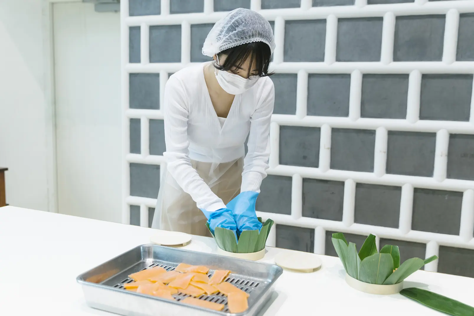 鮮やかなオレンジ色の鱒を、酢飯を隠すように並べる -0