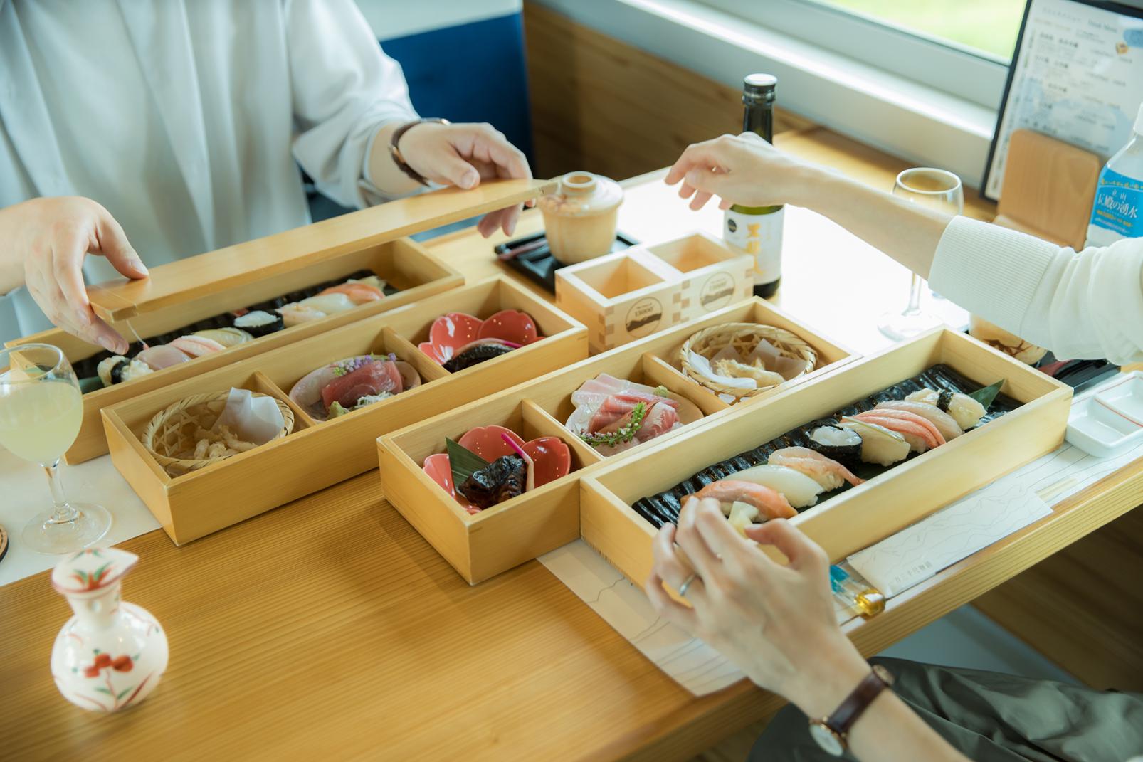 寿司職人が車内で握る「富山湾鮨」-0