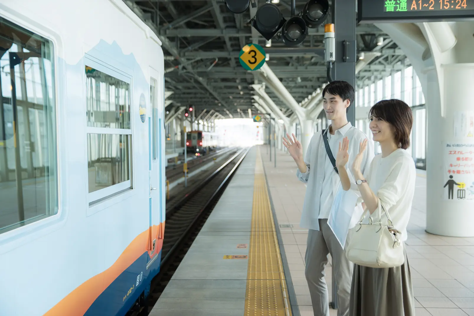 思い出いっぱいの観光列車から下車-0