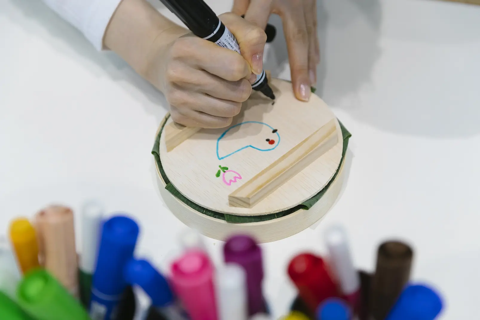蓋に手書きのイラストを描いて、自分の目印に-1