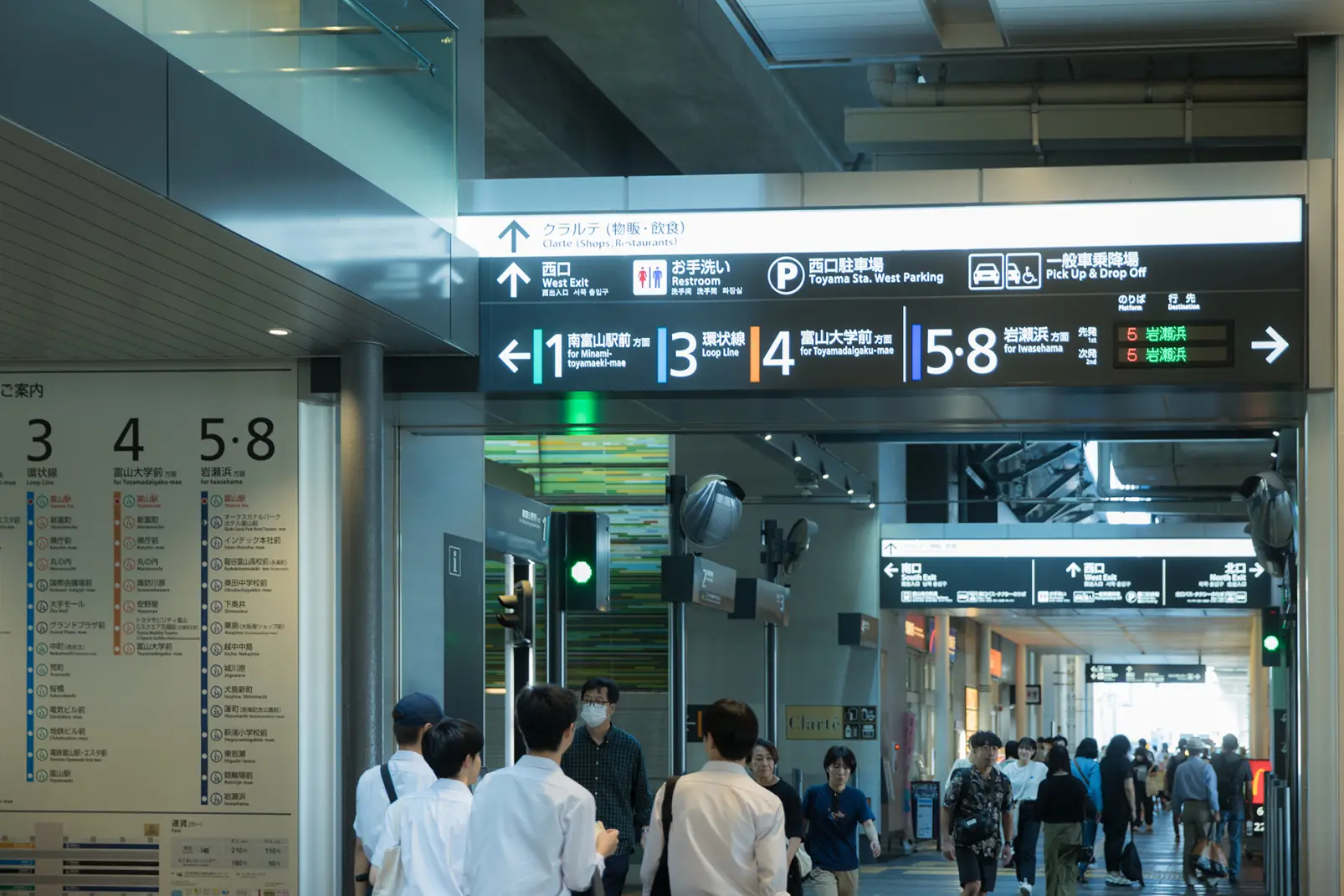 富山駅から路面電車に乗車-1