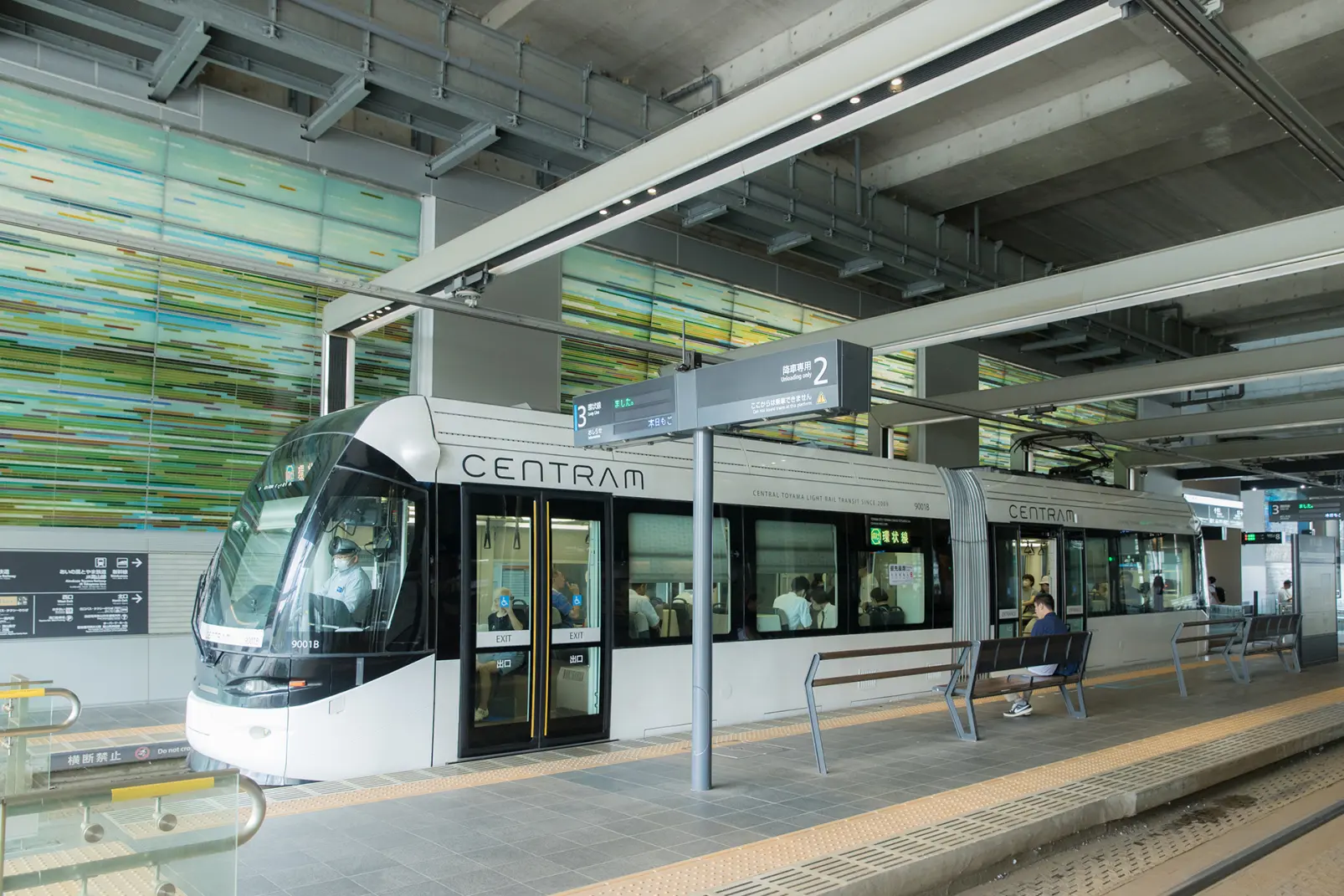 富山駅から路面電車に乗車-2