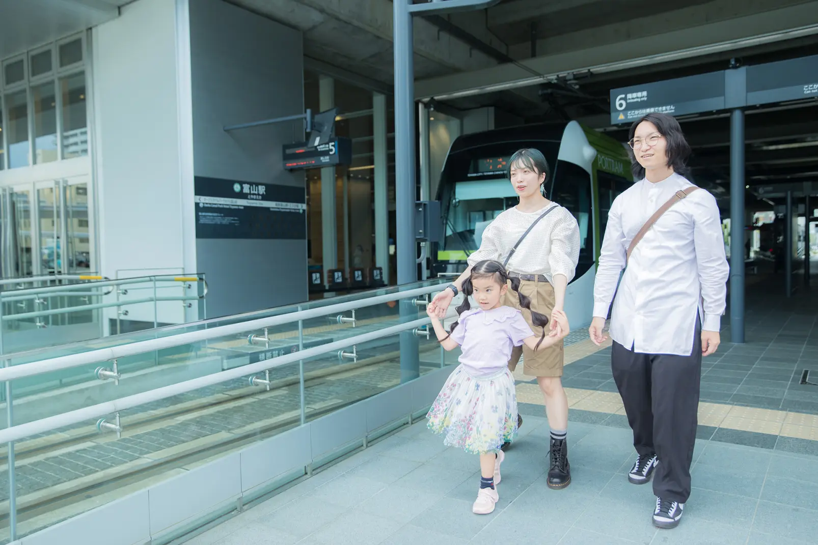 富山駅で県内を走る車両と思い出づくり-4