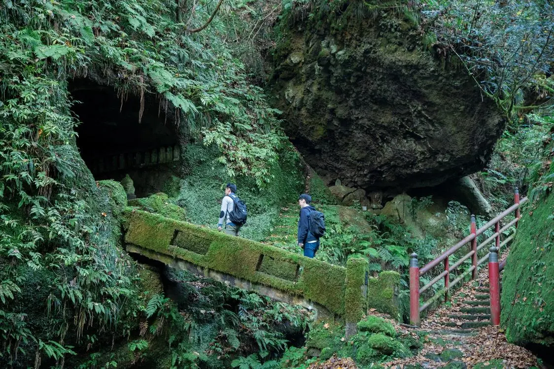 Head Deeper into Sengankei, Surrounded by Deep Green-0