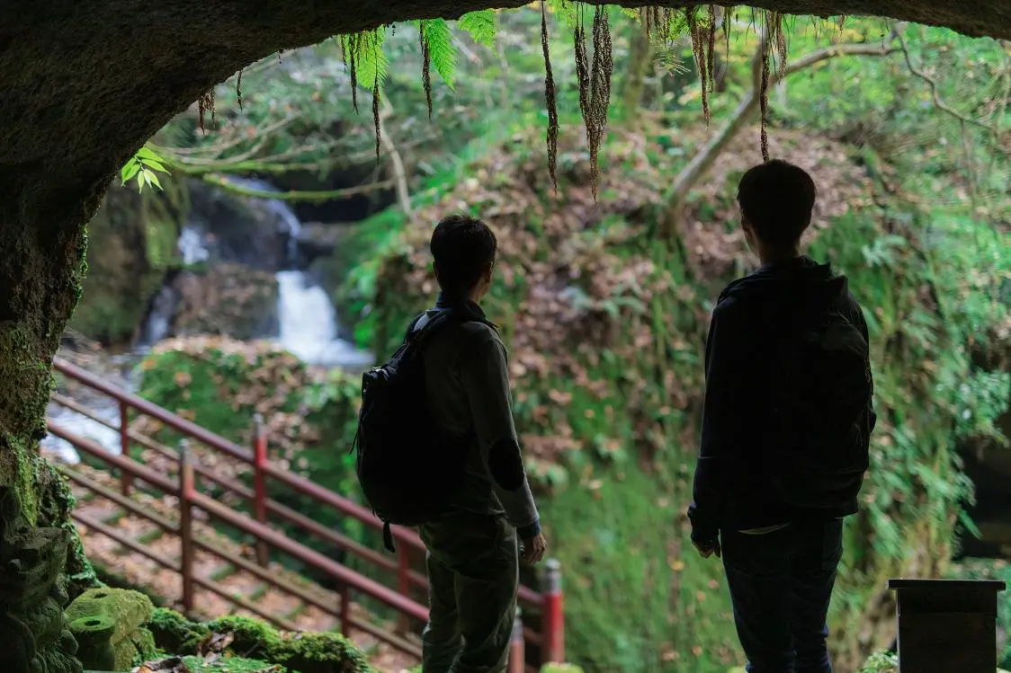 Head Deeper into Sengankei, Surrounded by Deep Green-2