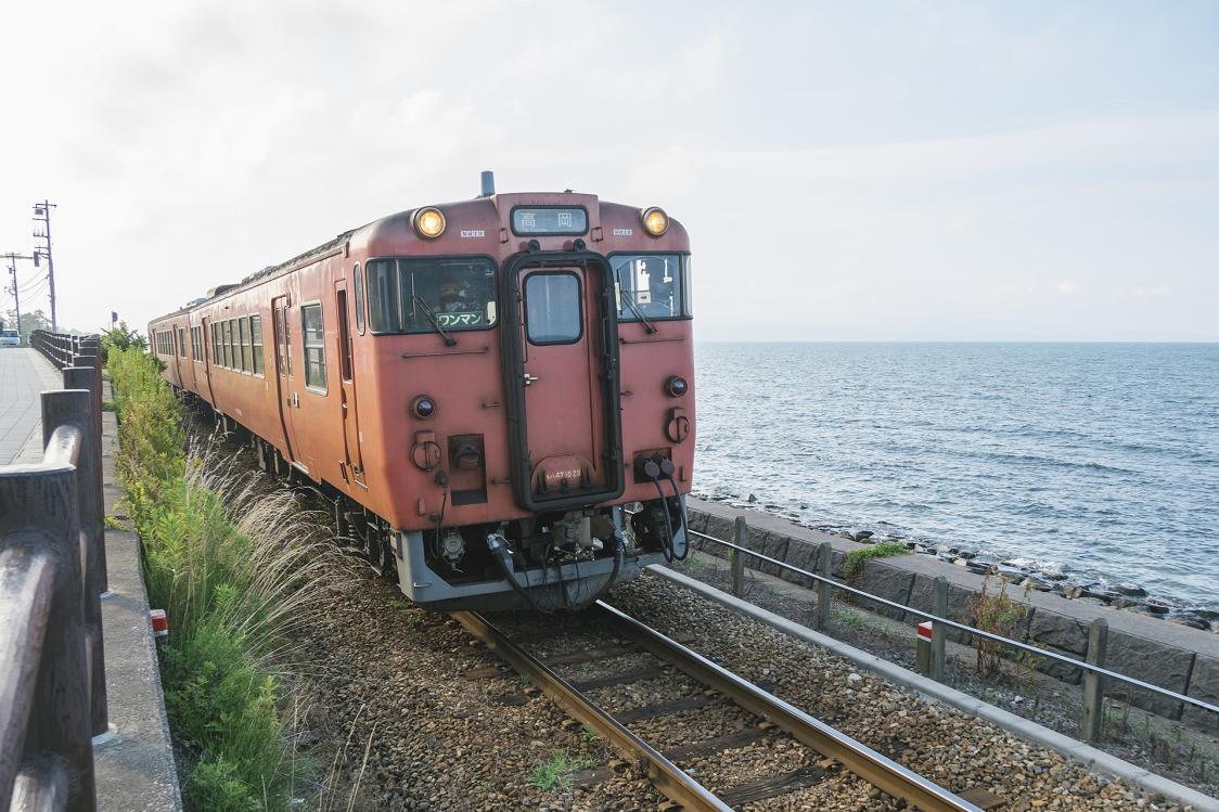 Retro and Cute Vermilion Carriages on the Himi Line-2
