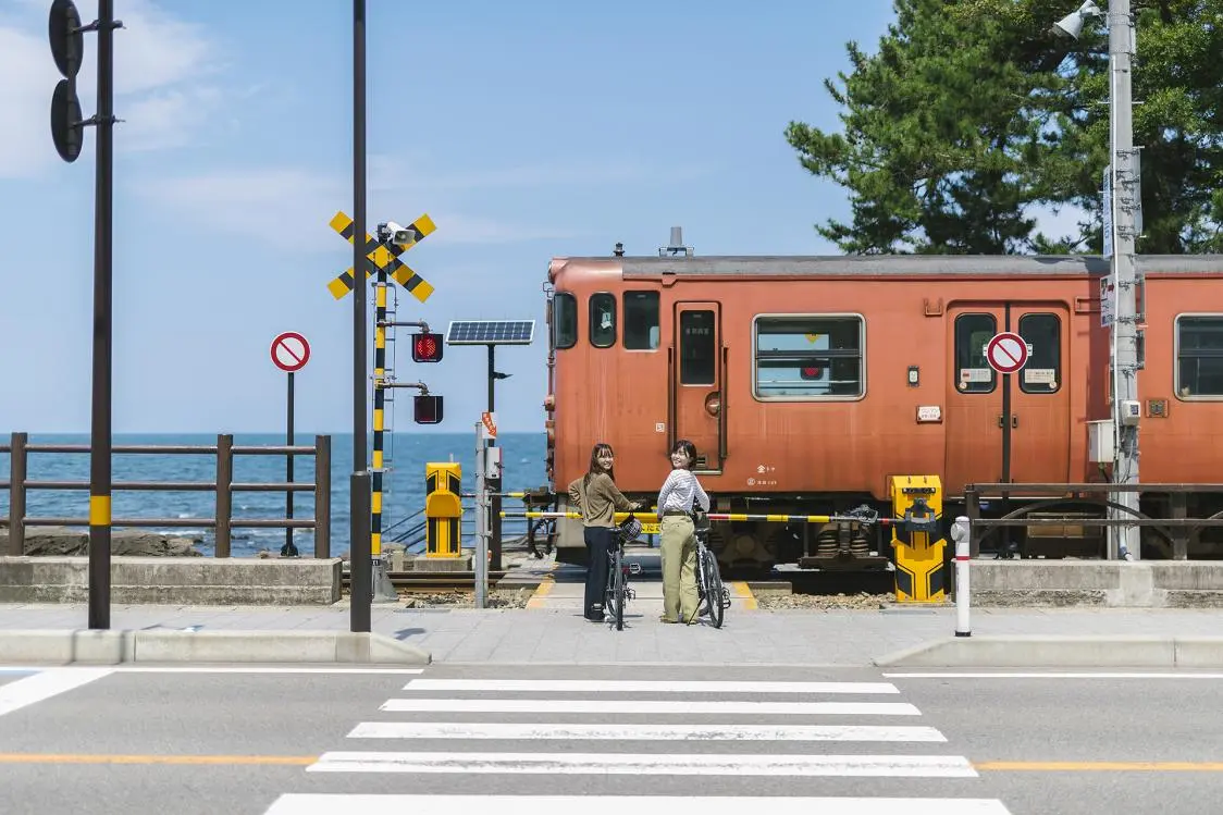 Retro and Cute Vermilion Carriages on the Himi Line-0