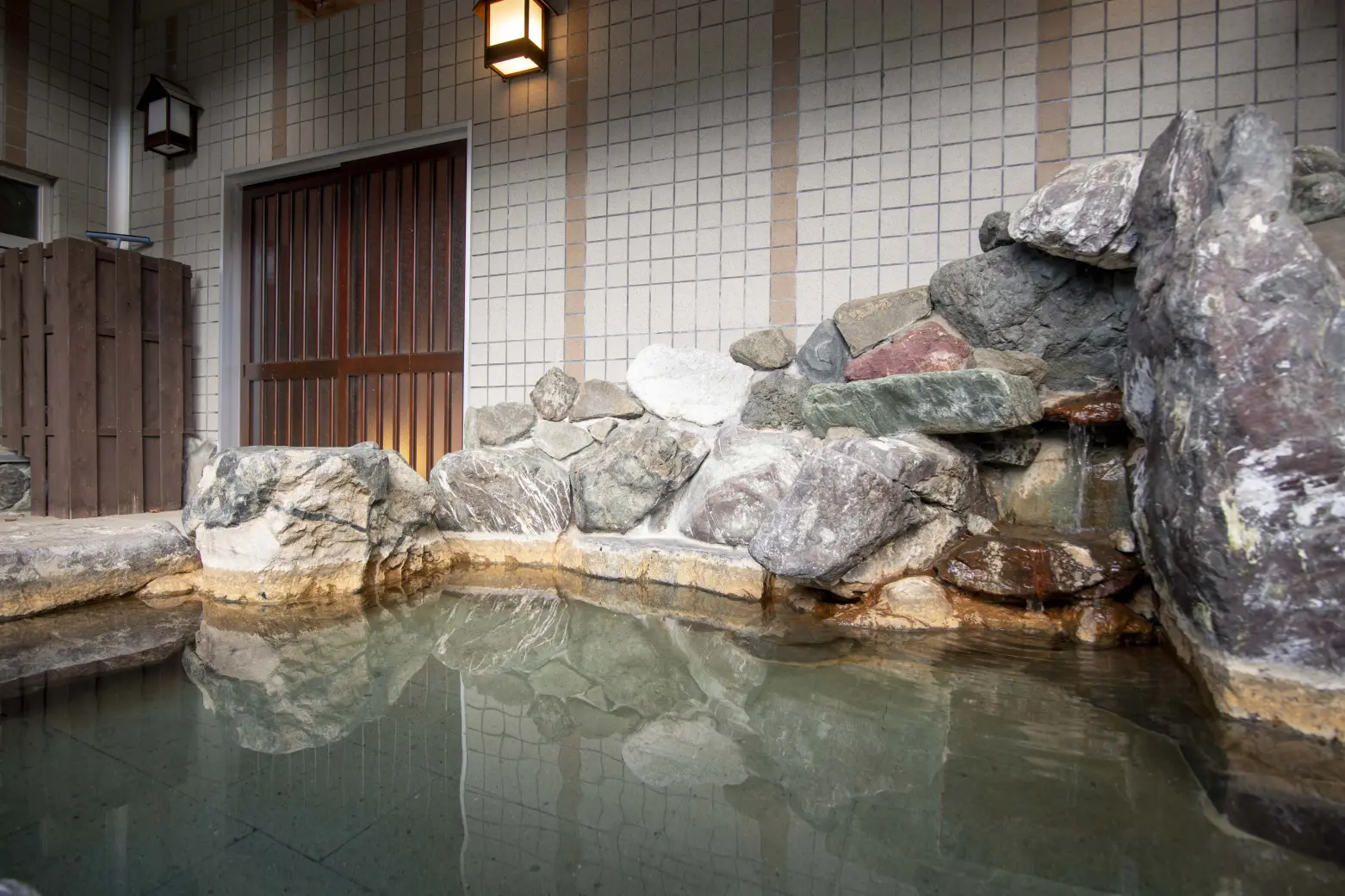 深く時を刻む温泉宿-1