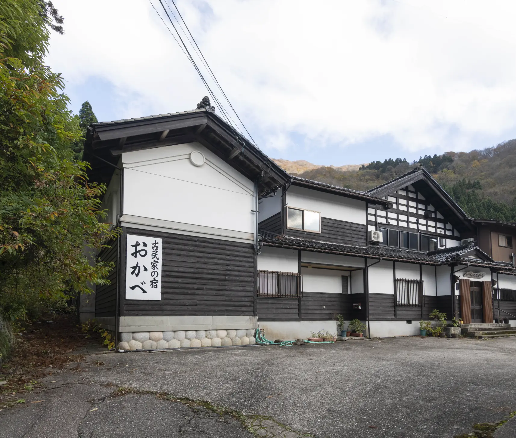 深く時を刻む温泉宿-0