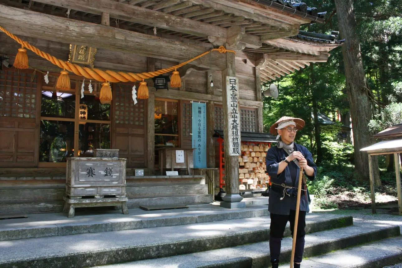在雄山神社祈求平安-0