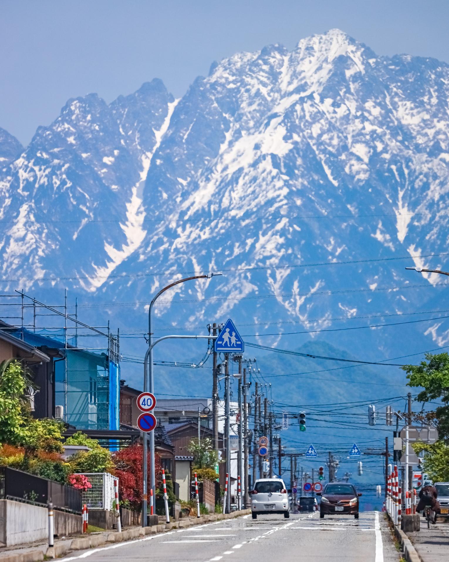 富山市　剱を仰ぐ街-0