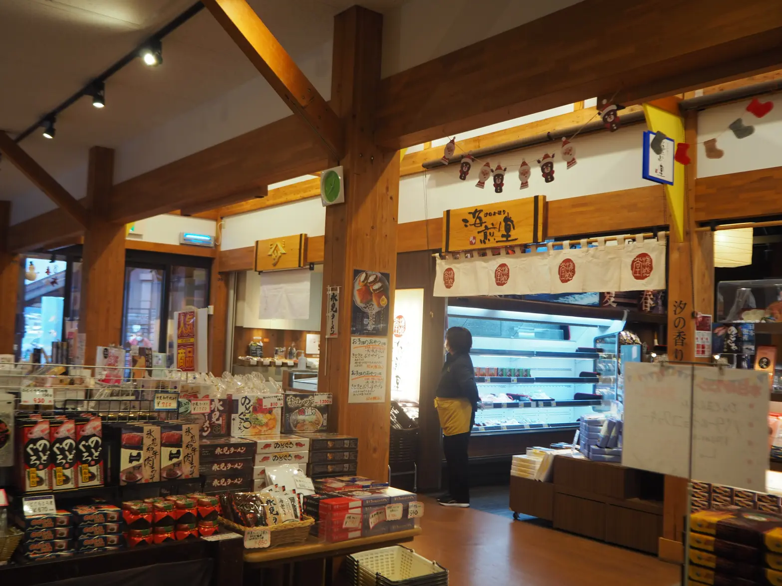 Enjoy Fish Shipped Directly from Toyama! Himi Banya-gai, the Harbor Market of Himi Fishing Port, Where You Can Enjoy Everything from Souvenirs to Hot Springs!-4