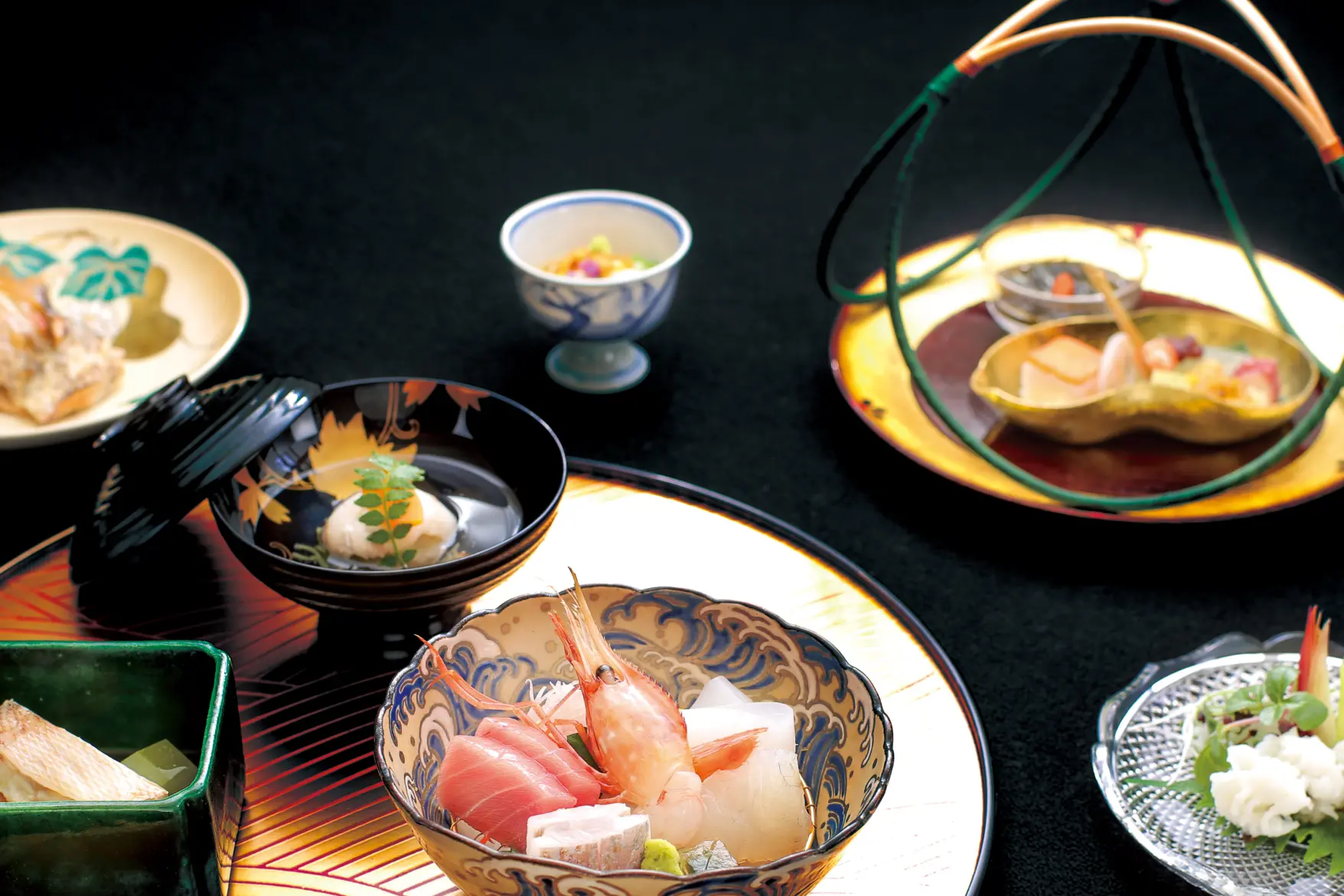 一品一品、客室に運ばれる 上質な会席料理-0