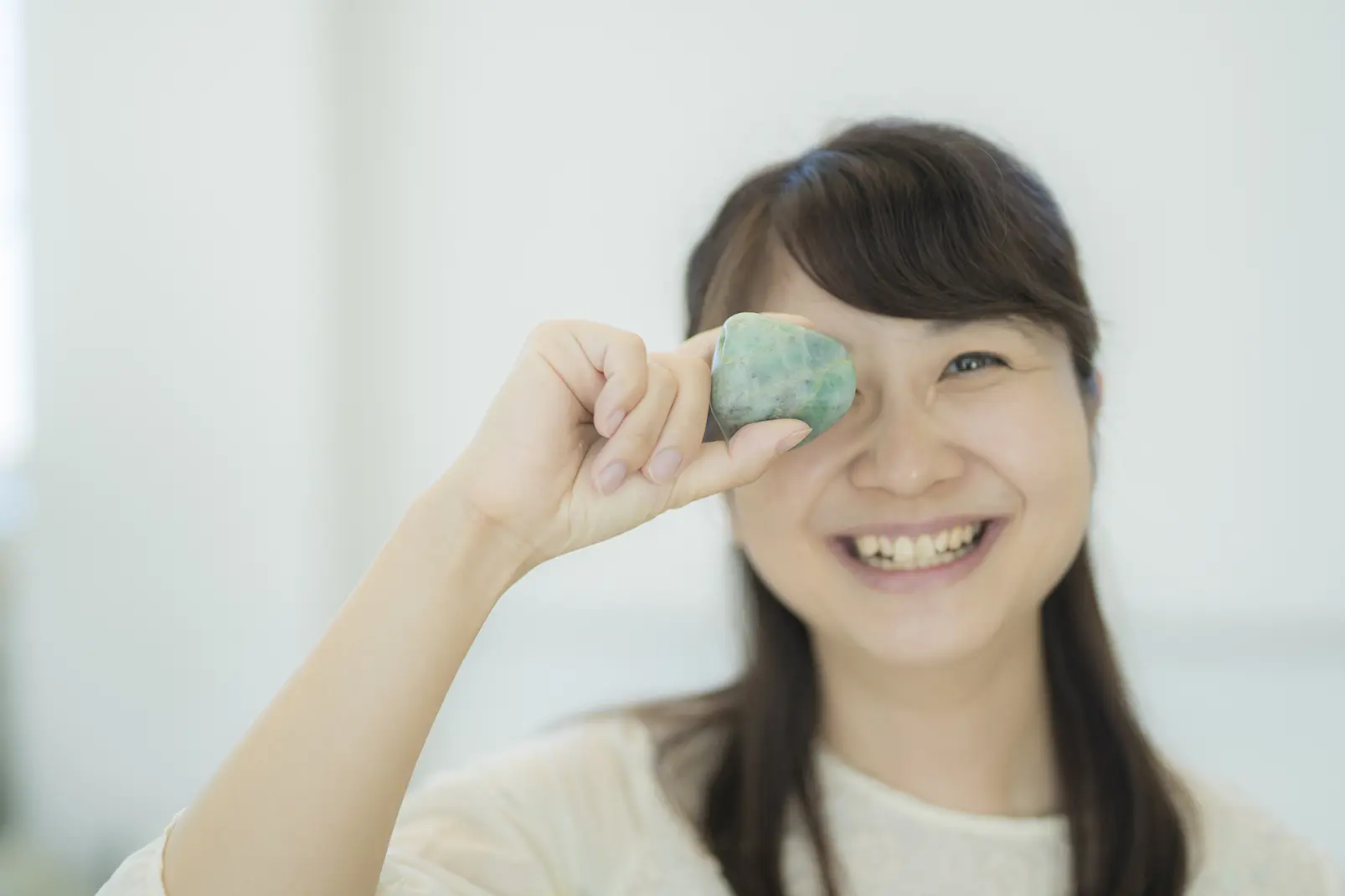 「ヒスイテラス」で、ヒスイ探しのポイントを教わる-4