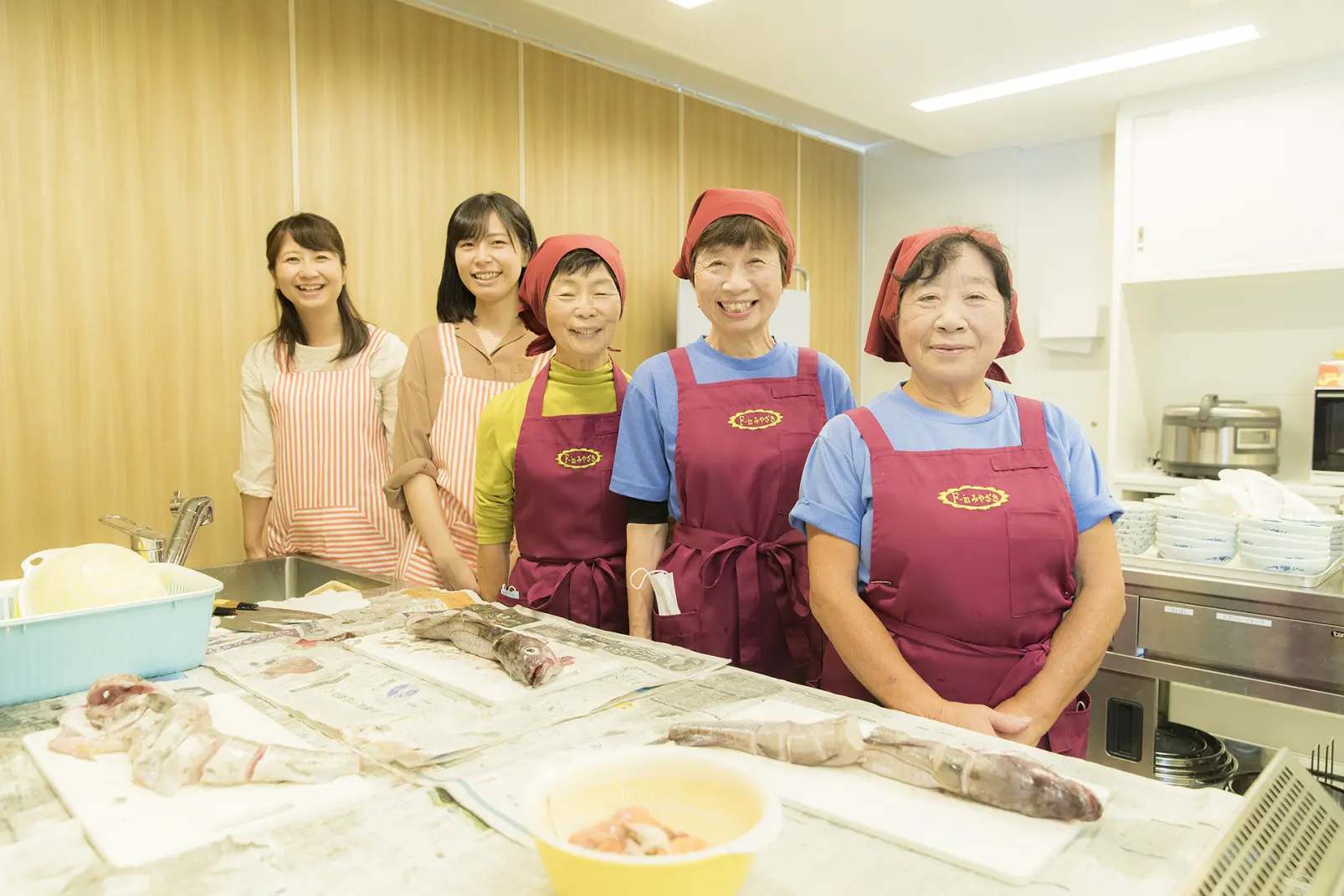 地元のお母さんたちから「タラ汁」作りを学ぶ-0