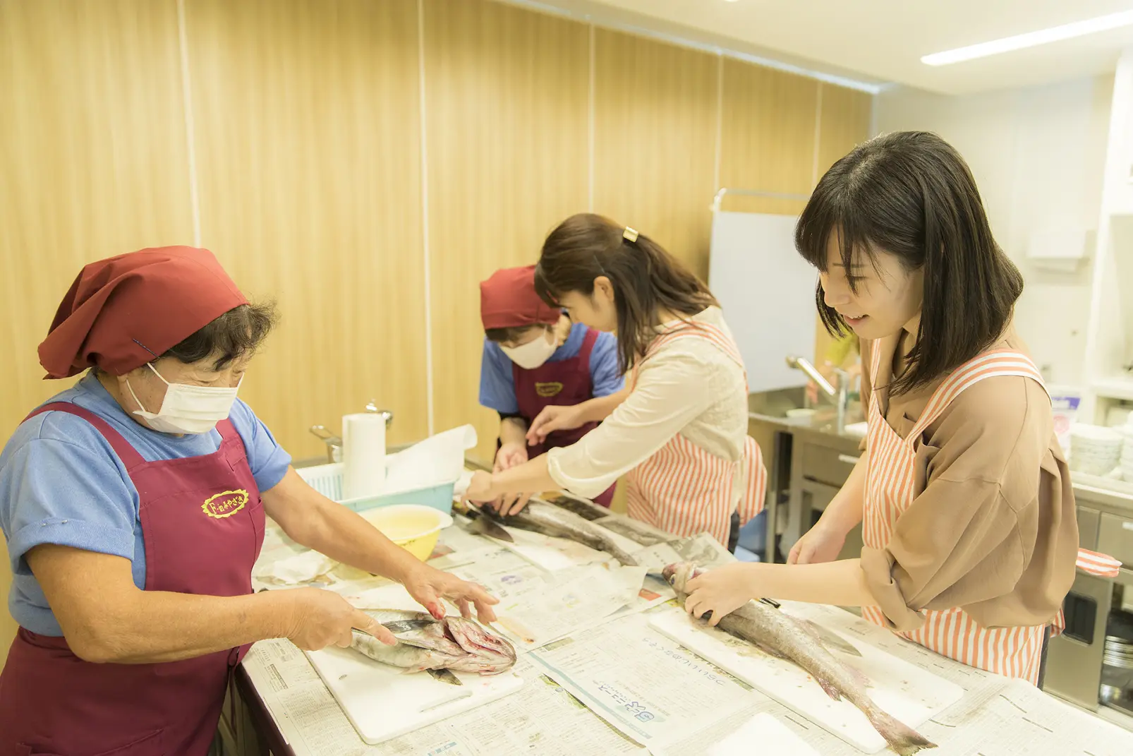 地元のお母さんたちから「タラ汁」作りを学ぶ-4
