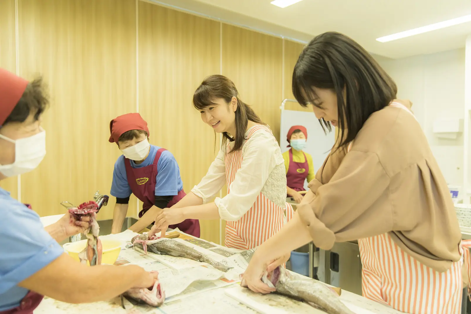 地元のお母さんたちから「タラ汁」作りを学ぶ-1
