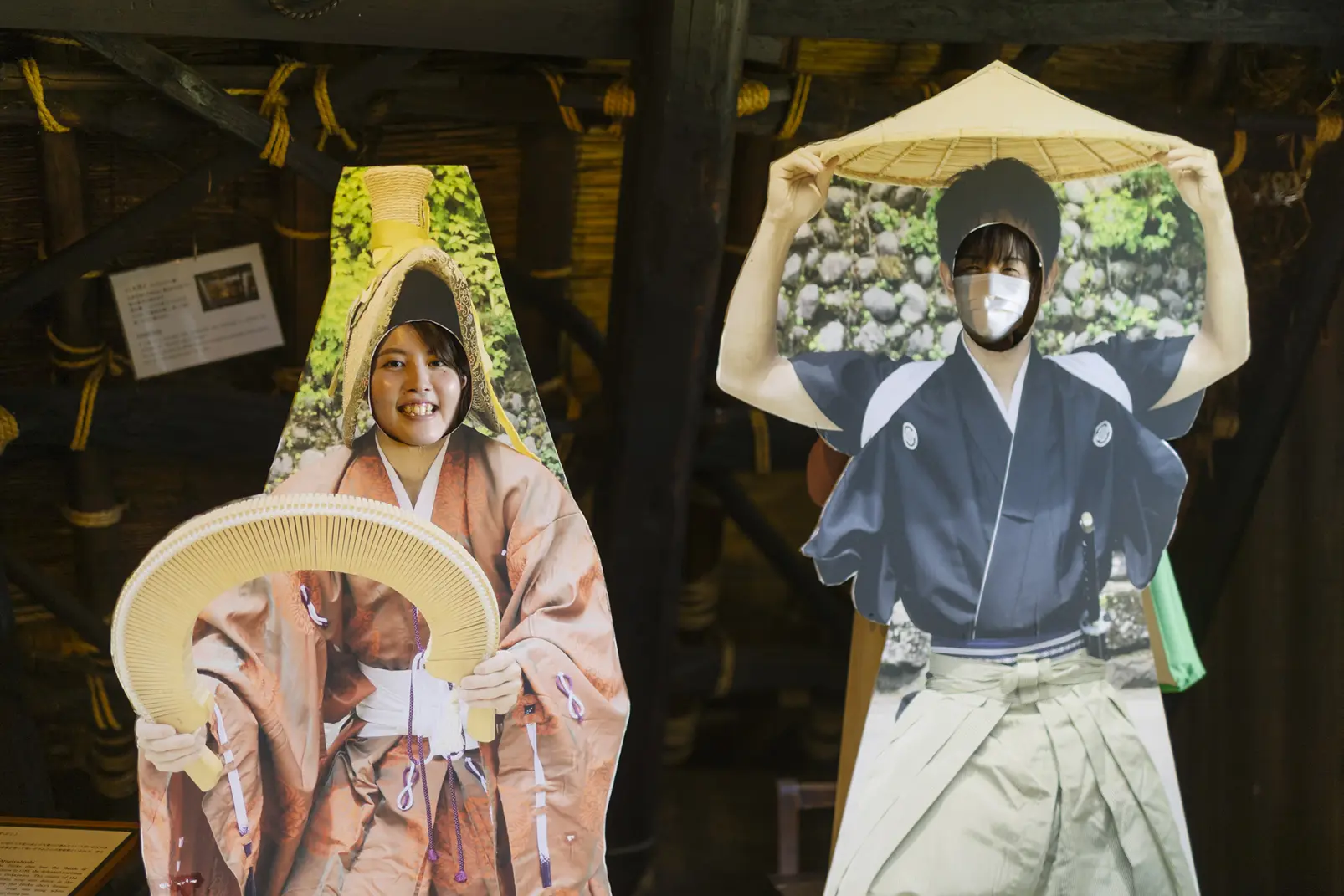 合掌造り家屋の２階で、養蚕や塩硝の歴史を見学-8