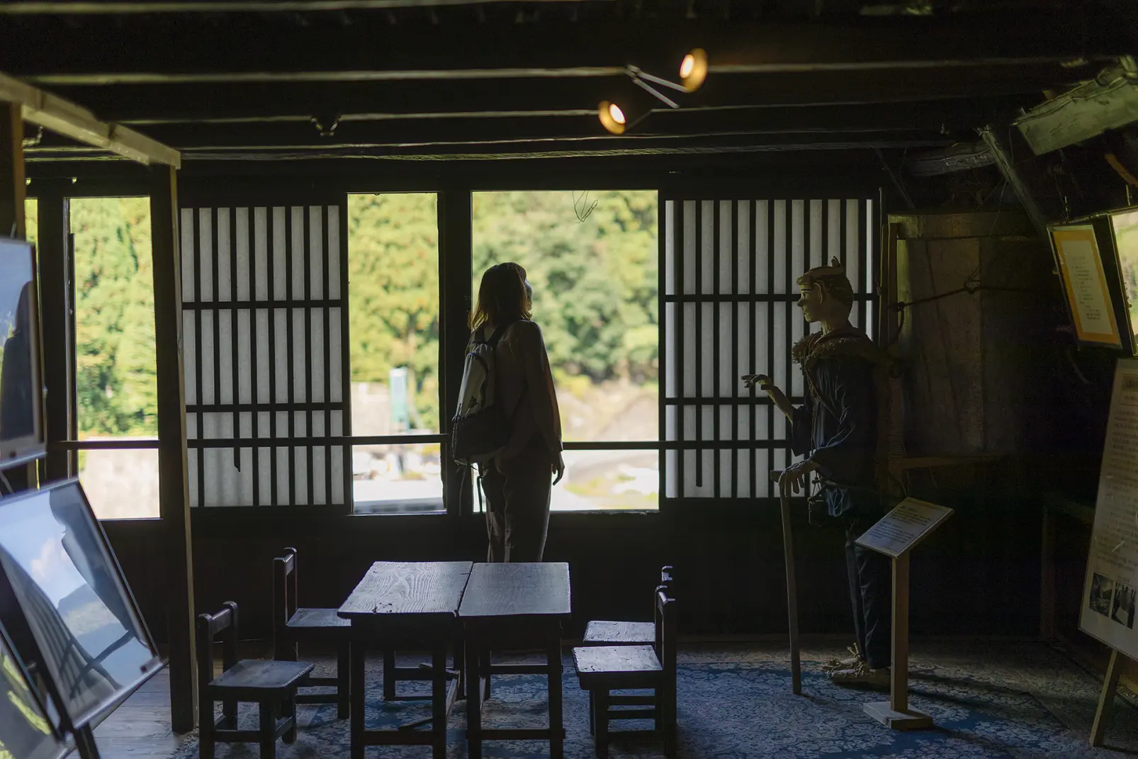 合掌造り家屋の２階で、養蚕や塩硝の歴史を見学-6