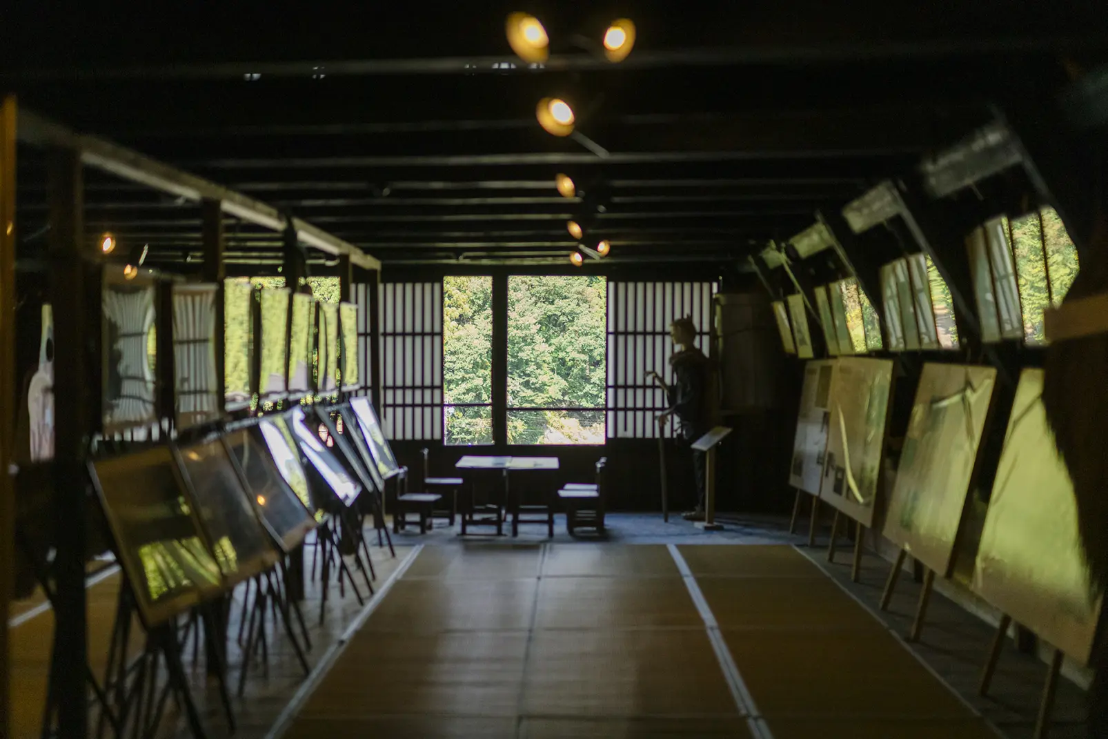 合掌造り家屋の２階で、養蚕や塩硝の歴史を見学-2