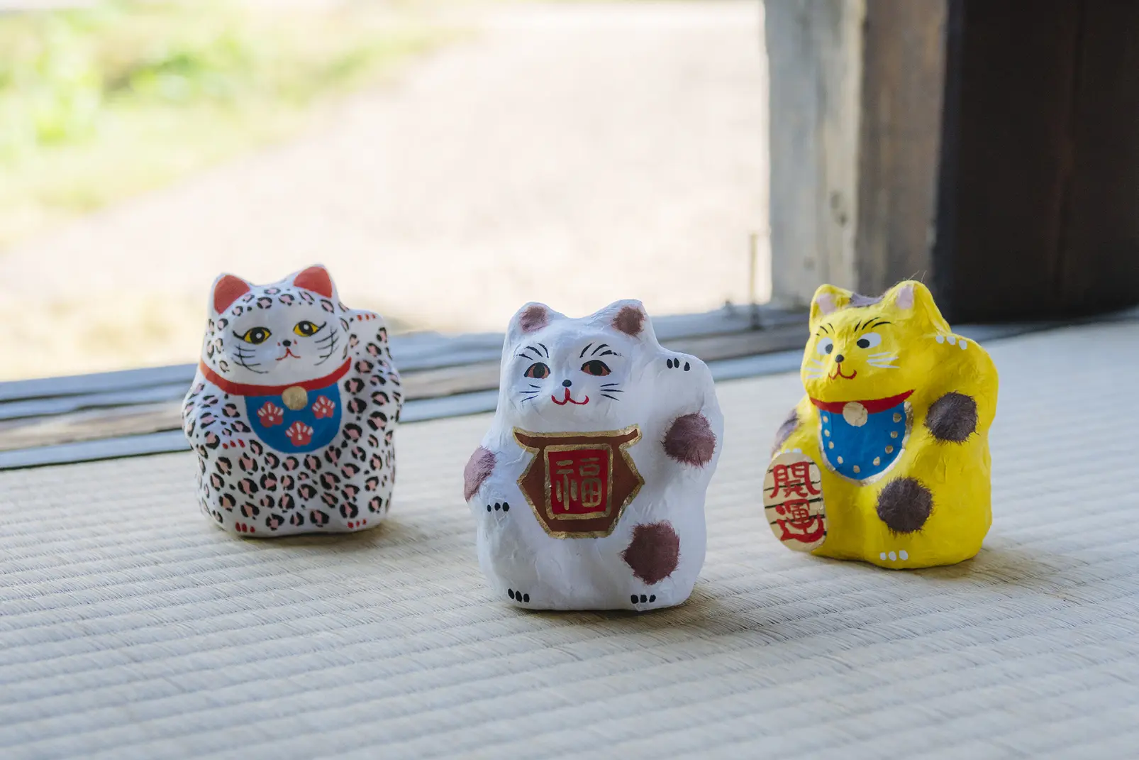 五箇山和紙で作られた紙塑人形に、絵付けする-1
