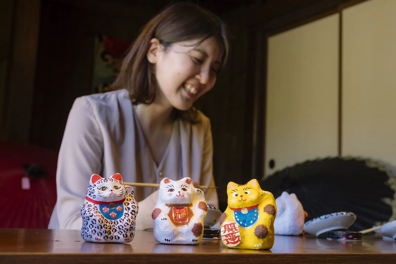 五箇山和紙で作られた紙塑人形に、絵付けする-3