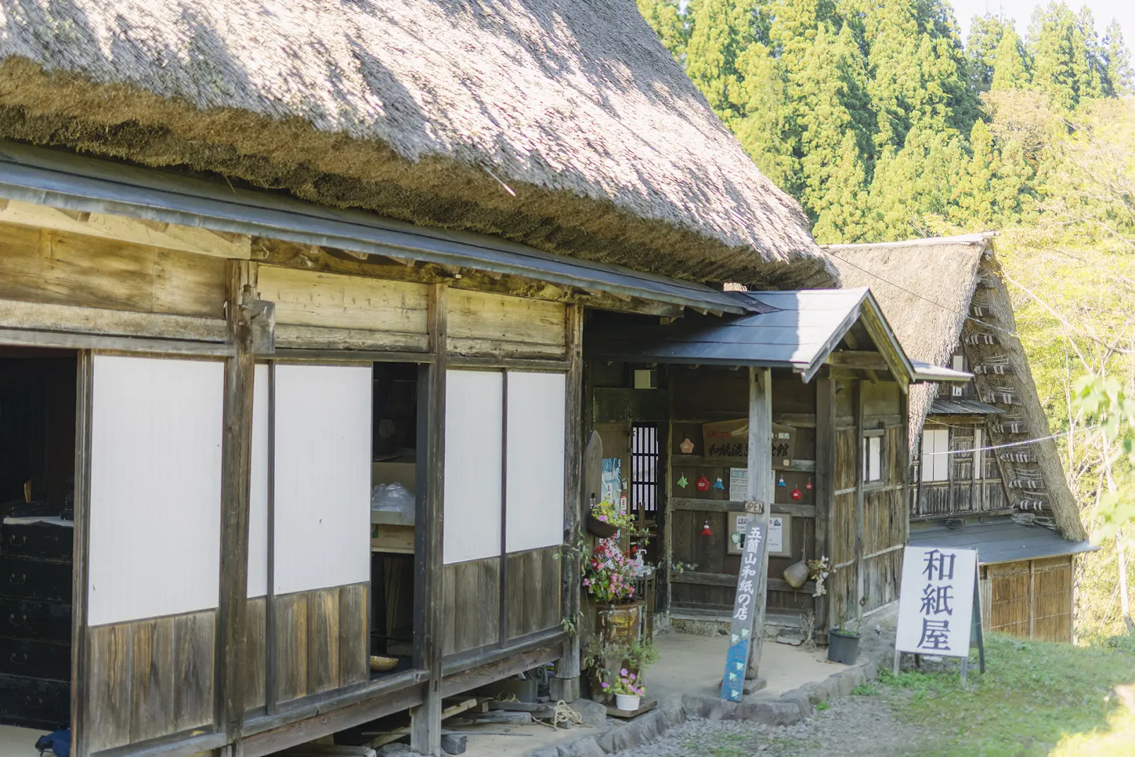 五箇山和紙で作られた紙塑人形に、絵付けする-2