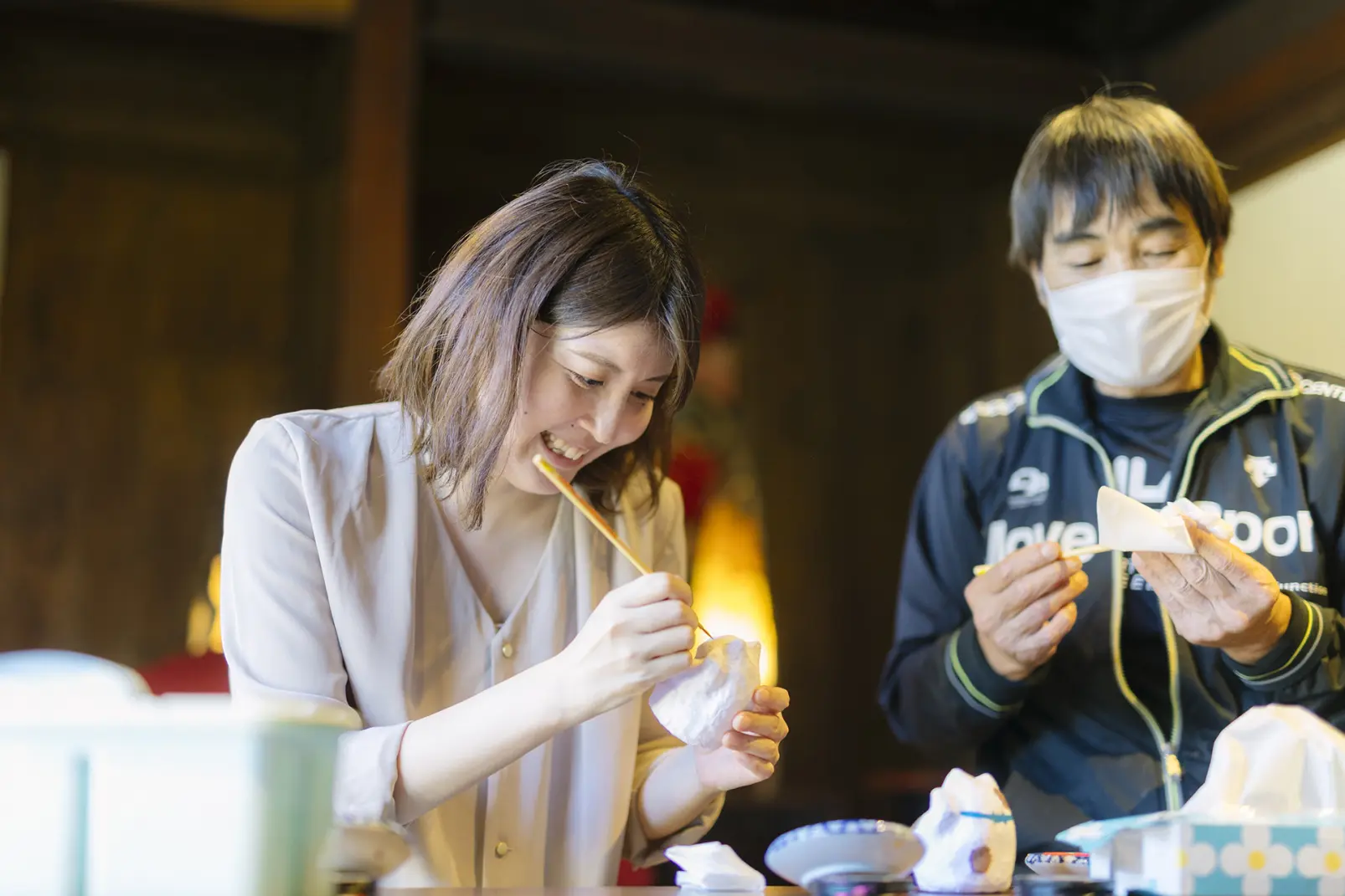 五箇山和紙で作られた紙塑人形に、絵付けする-4