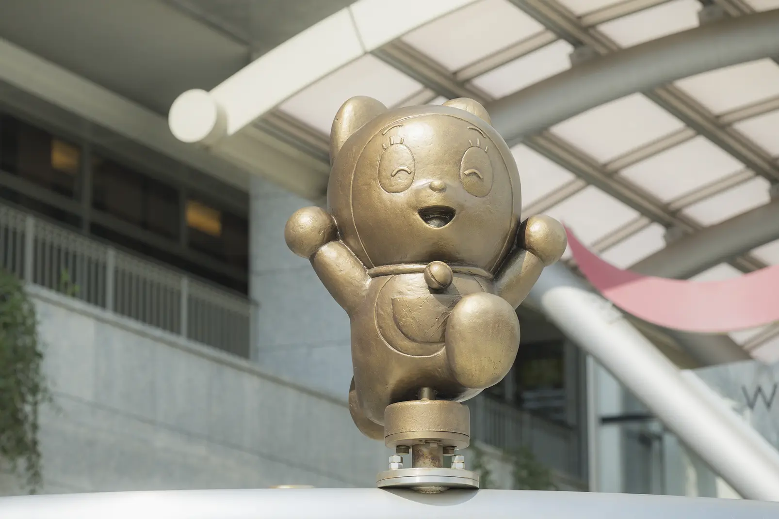 ドラえもんに登場する人気のキャラクターが高岡銅器になってお出迎え-1