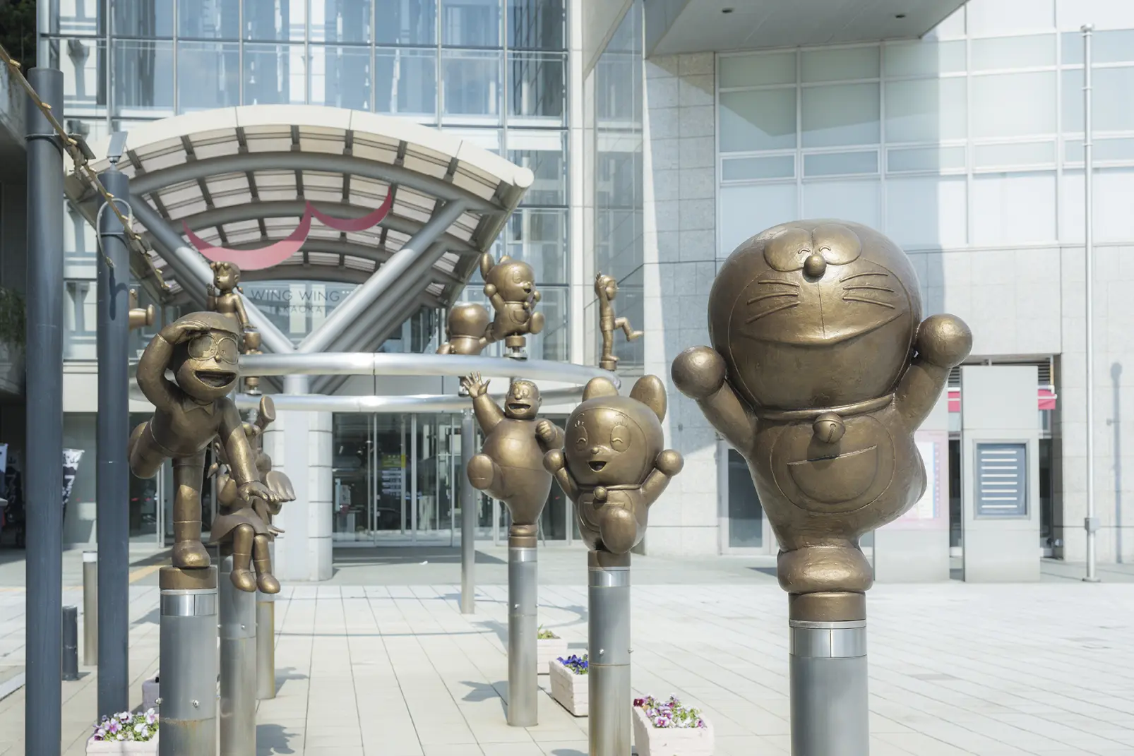 ドラえもんに登場する人気のキャラクターが高岡銅器になってお出迎え-0