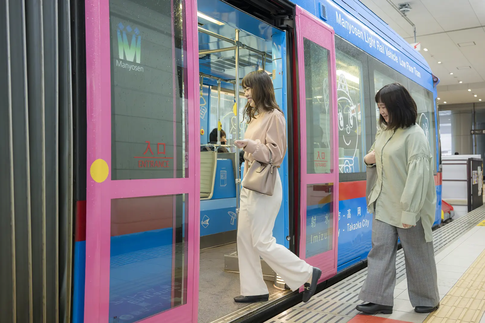 万葉線の「ドラえもんトラム」に乗車-1