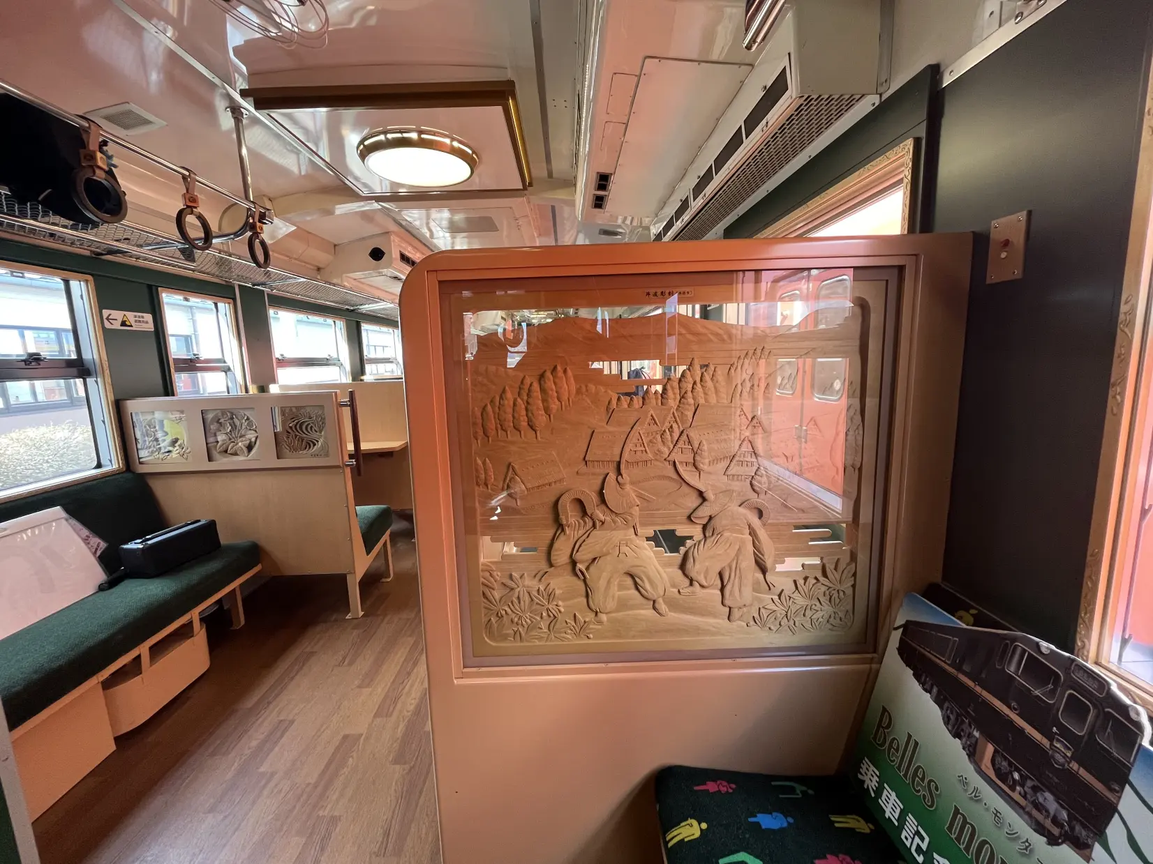 “Belles Montagnes et Mer" Offers a View of Toyama Bay and the Tateyama Mountain Range from the Train Window-2