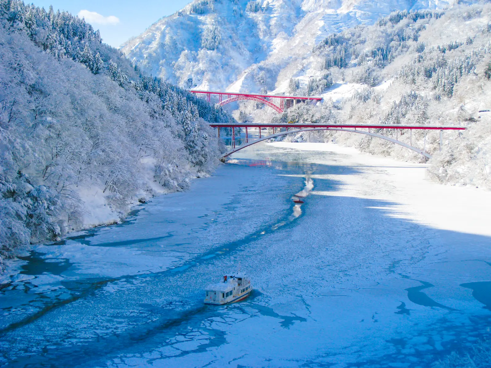 Shogawa Pleasure Boat Cruises Through Amazing Snowy Scenery-4