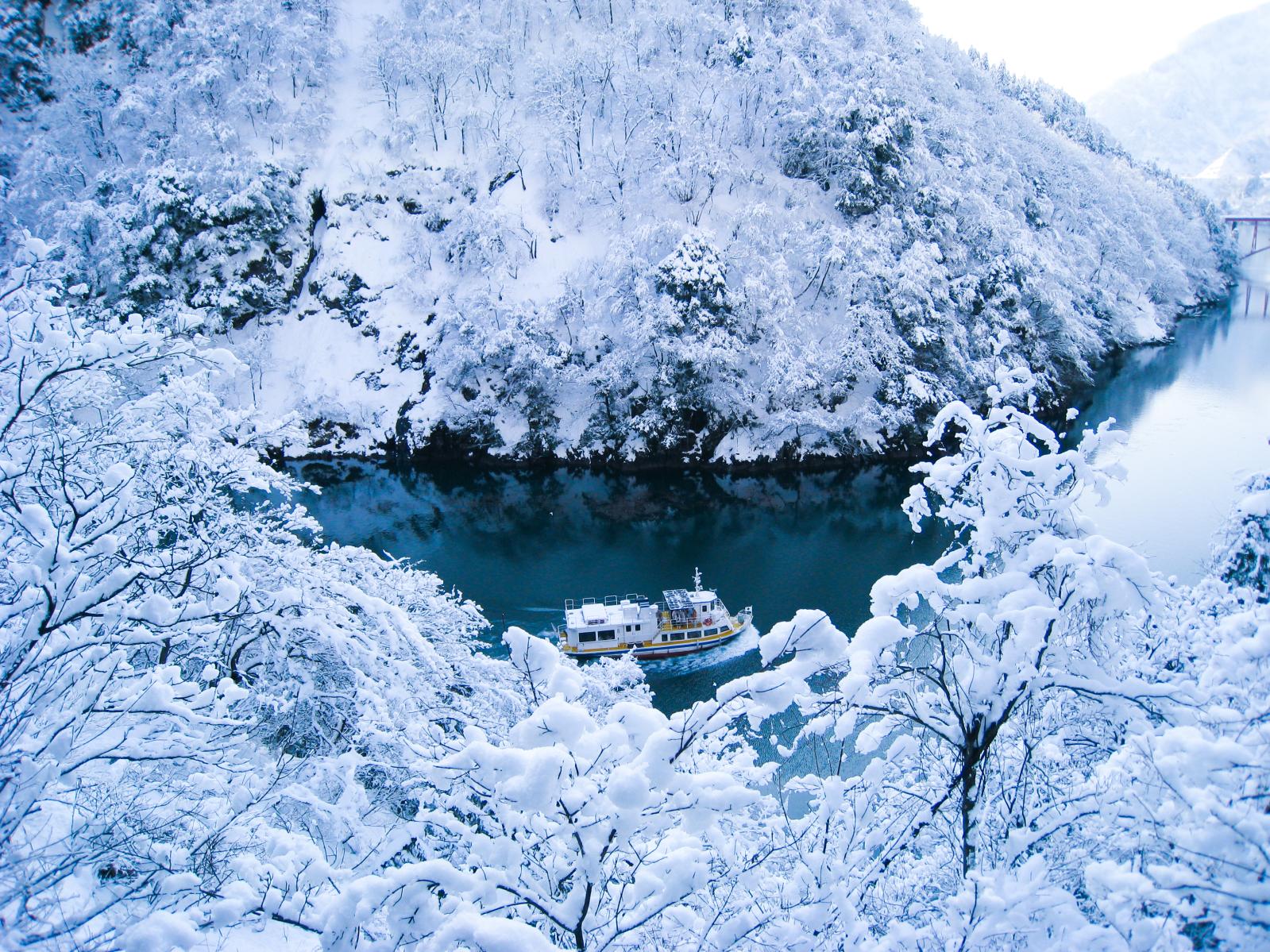 在绝美雪景中穿行的庄川峡游览船-0