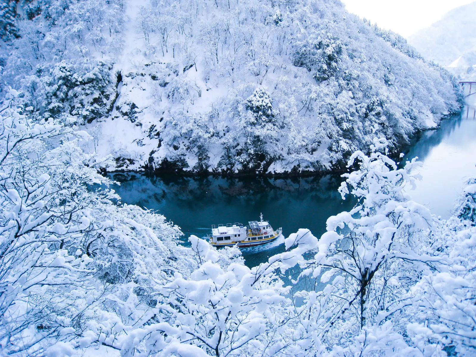 Shogawa Pleasure Boat Cruises Through Amazing Snowy Scenery-0