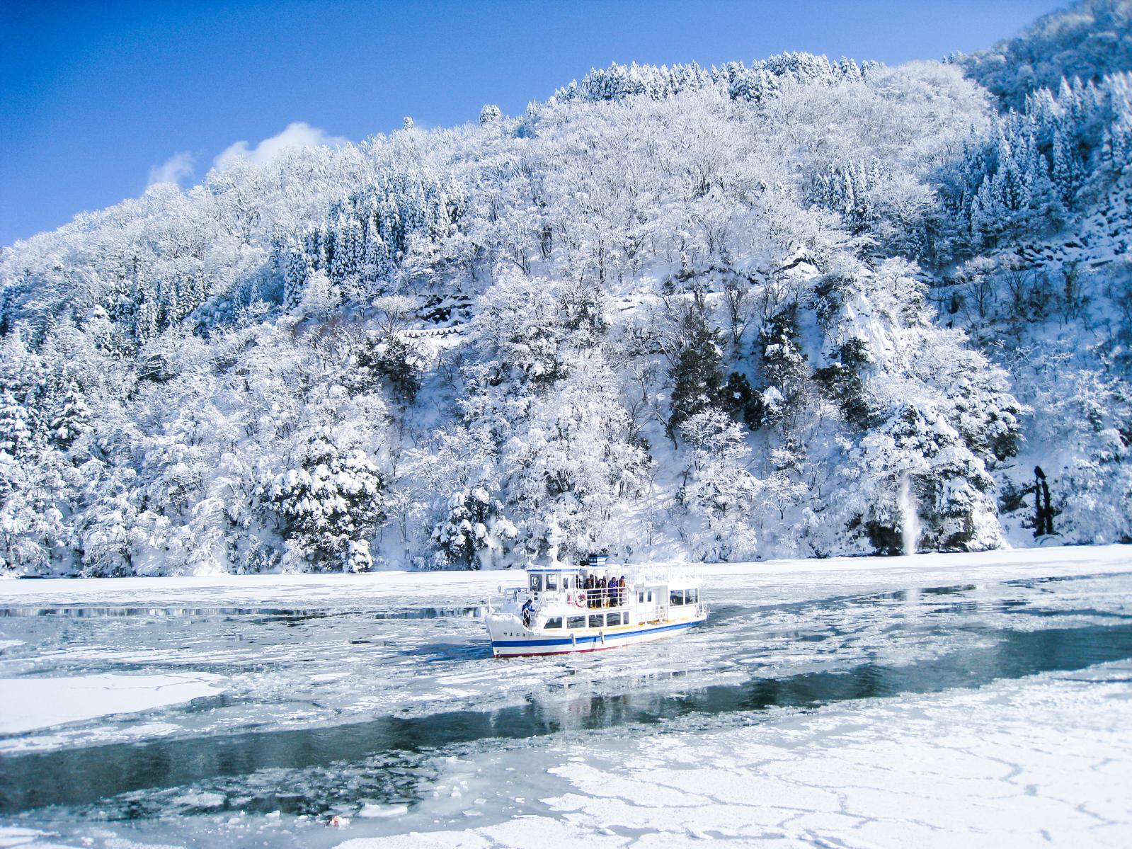 在绝美雪景中穿行的庄川峡游览船-1