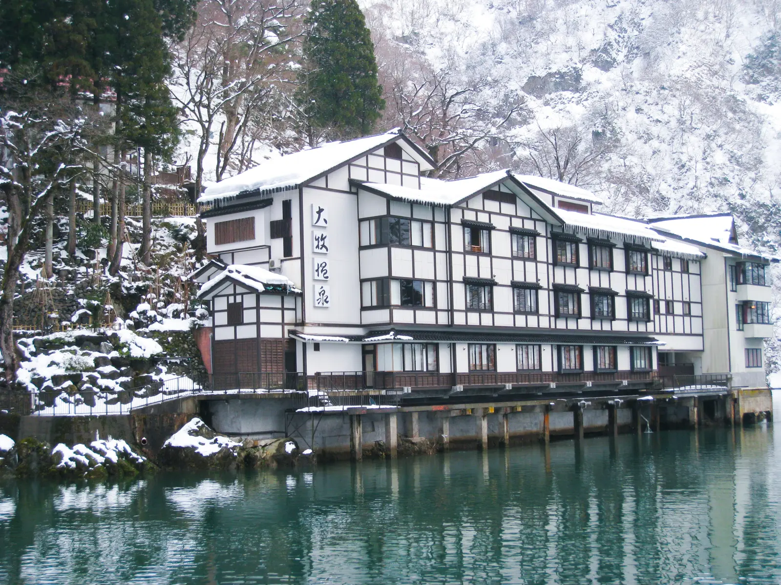 Shogawa Pleasure Boat Cruises Through Amazing Snowy Scenery-3