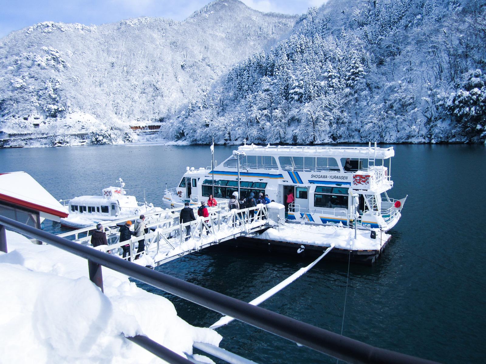在绝美雪景中穿行的庄川峡游览船-2