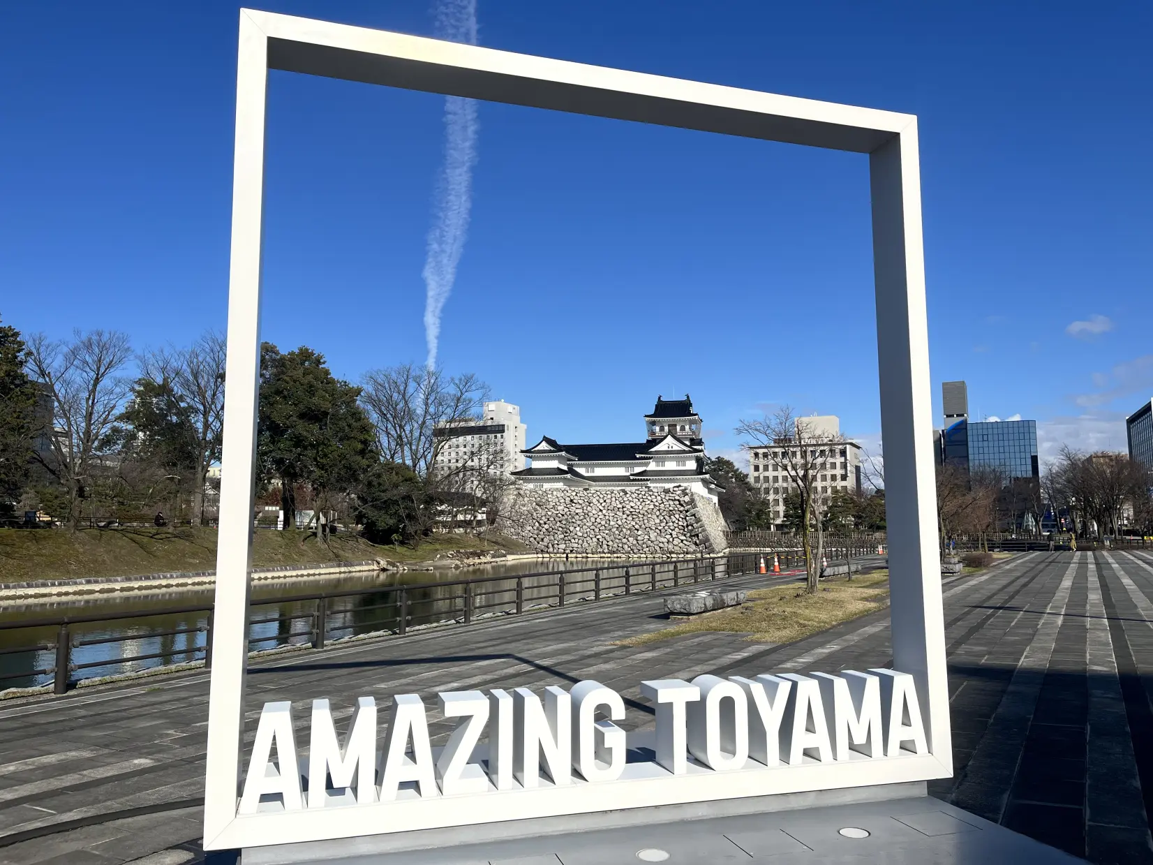 Enjoy the Contrast of Toyama Castle and the Snow-0