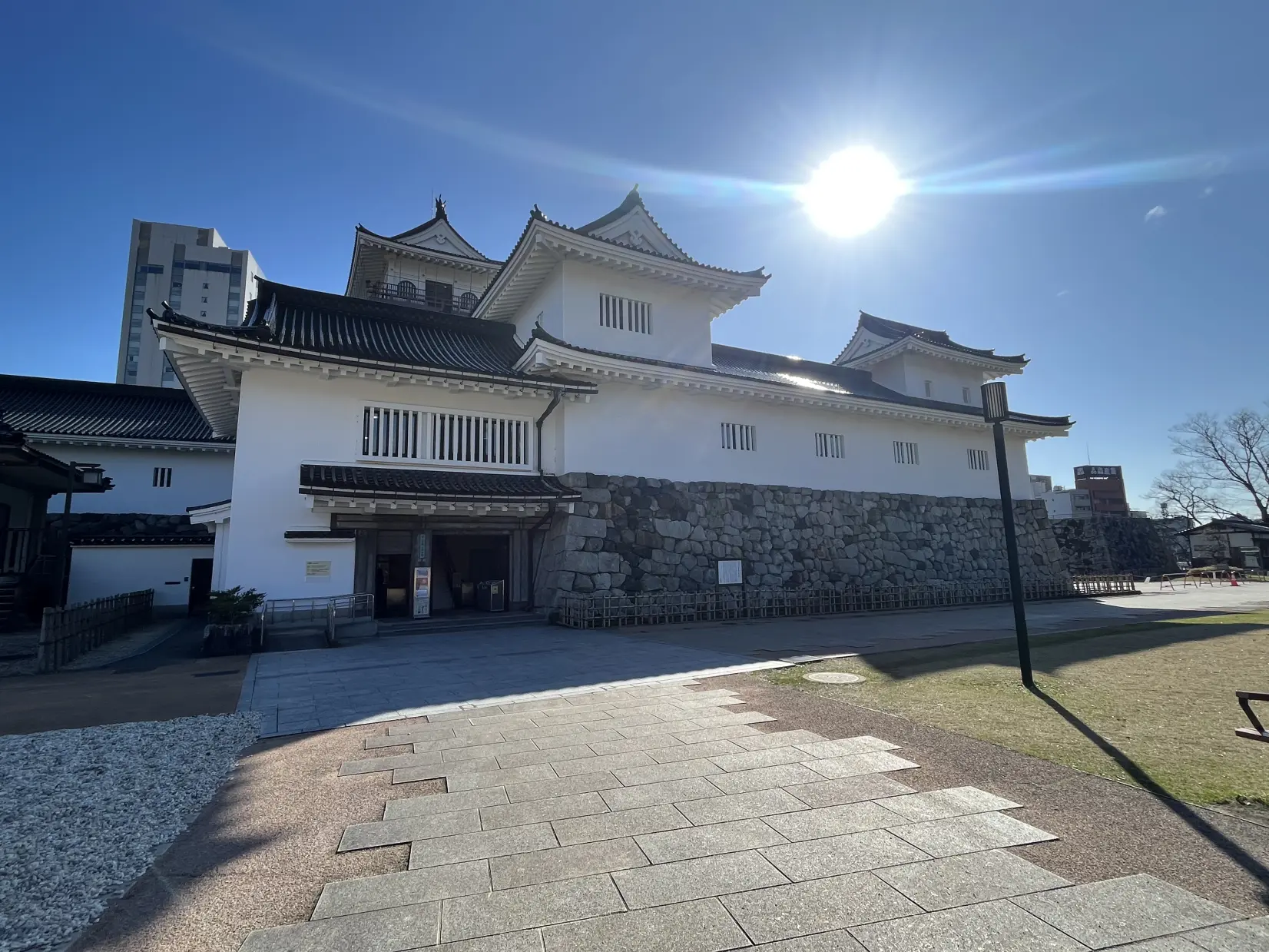 Enjoy the Contrast of Toyama Castle and the Snow-2