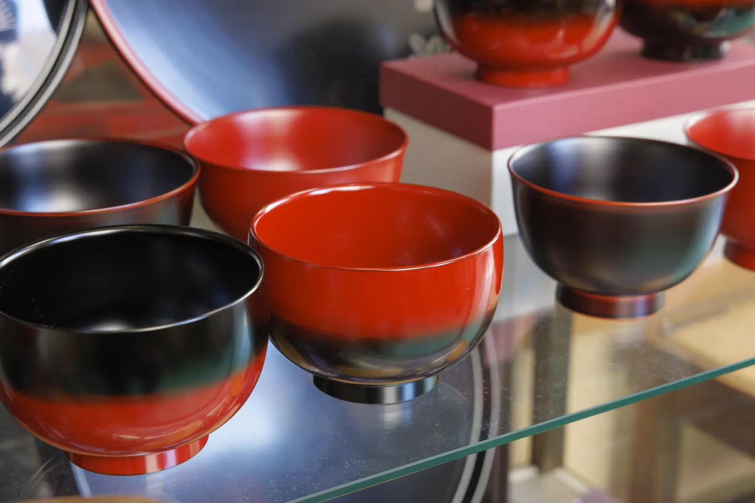 魚津漆器(うおづしっき)を受け継ぎ、使い手を育てる 『鷹休漆器店(たか